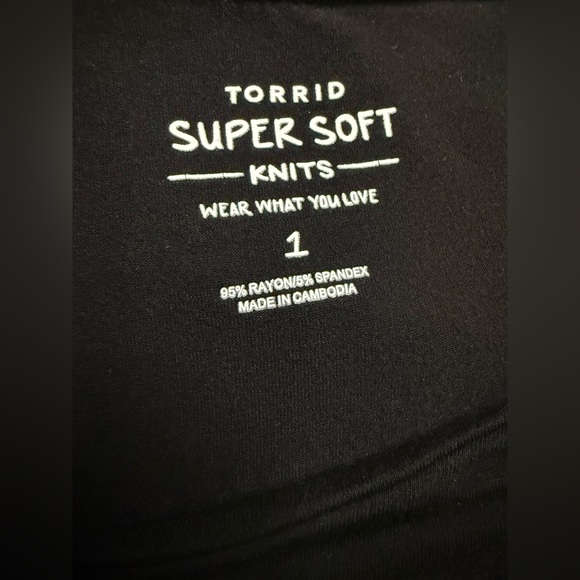 👚✨ Torrid Super Soft Short Sleeve Tee – Size 1X – Black ✨👚 - Picture 3 of 3